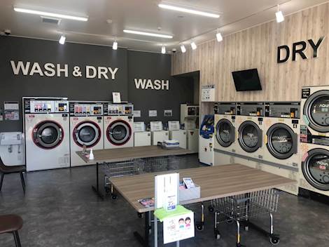 サンキュー仙台小松島店の洗濯乾燥機と作業台